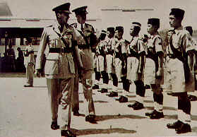Jeneral Sir Gerald Templer dan Kolonel Arthur E. Young — imej sejarah 3