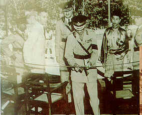 Jeneral Sir Gerald Templer dan Kolonel Arthur E. Young — imej sejarah 4