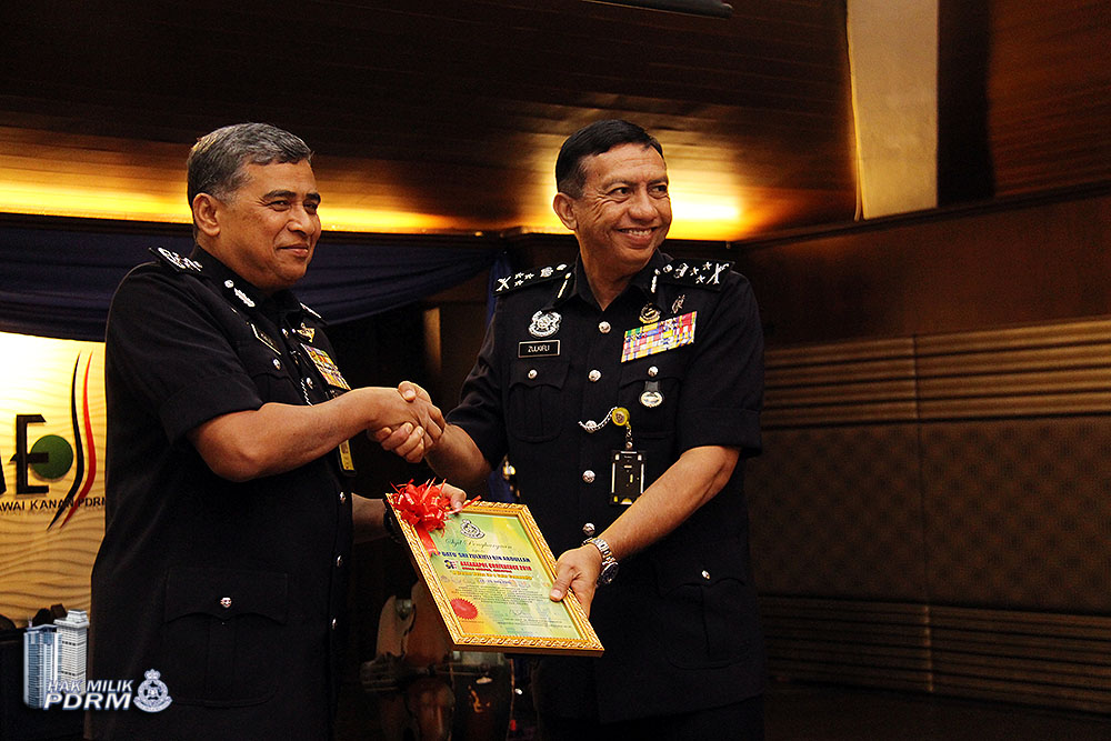 Petugas Persidangan Aseanapol Ke 36 Terima Sijil Penghargaan