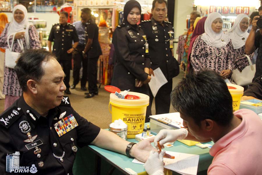 Dato' Muhammad Fuad Abu Zarim, Pengarah Jabatan KDNKA sedang membuat pemeriksaan darah copy Dato' Muhammad Fuad Abu Zarim, Pengarah Jabatan KDNKA sedang membuat pemeriksaan darah copy