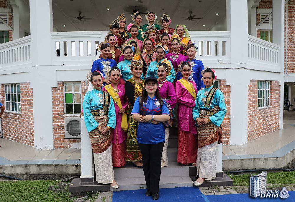 Bergambar kenangan.