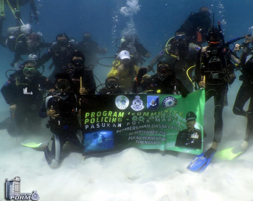 Pengarah Jabatan KDNKA, Bukit Aman, Dato’ Sri Zulkifli Abdullah mengetuai 160 penyelam membersihkan dasar laut Pulau Perhentian. (3)