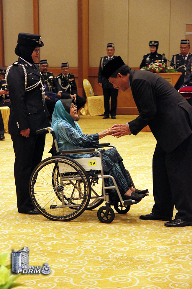 Bekas Polis Terima Pingat Jasa Pahlawan Negara