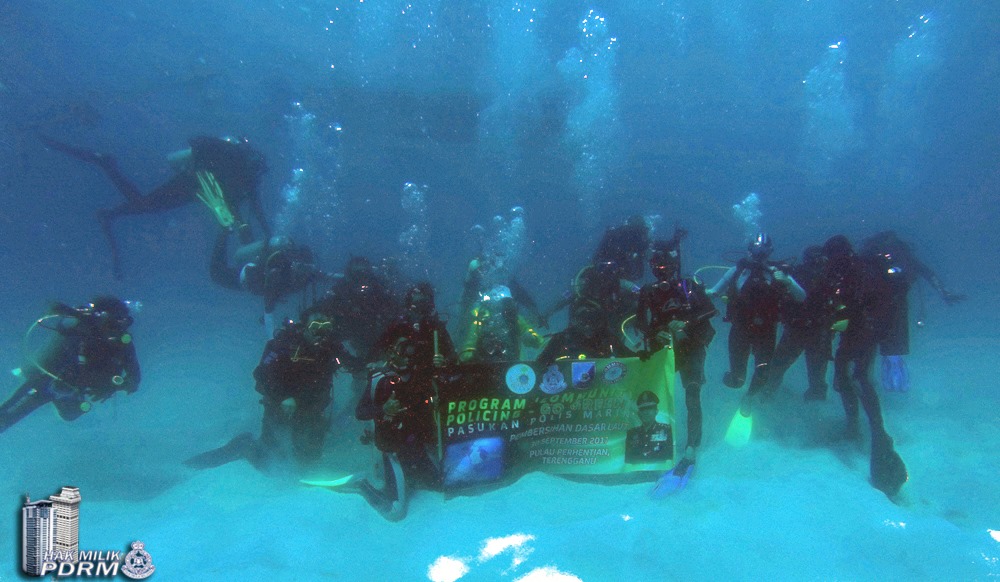 Pengarah Jabatan KDNKA, Bukit Aman, Dato’ Sri Zulkifli Abdullah mengetuai 160 penyelam membersihkan dasar laut Pulau Perhentian.