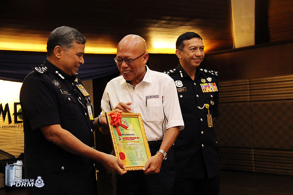 Petugas Persidangan Aseanapol Ke 36 Terima Sijil Penghargaan