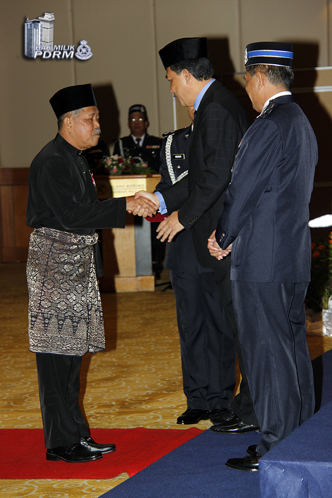 Bekas Polis Terima Pingat Jasa Pahlawan Negara