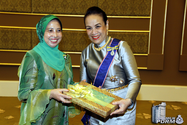 214 247 Terima Pingat Daripada Spb Yang Di Pertuan Agong