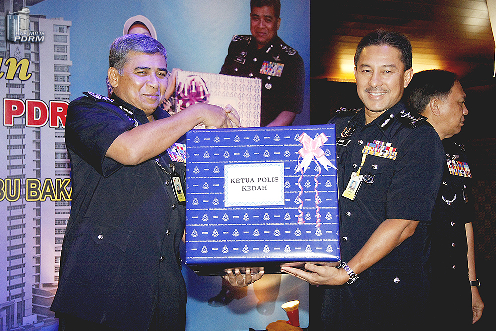 Majlis Penyerahan Sumbangan Bungkusan Hari Raya