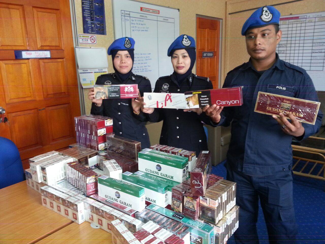 DUA LELAKI DITAHAN JUAL ROKOK SELUDUP Dua Lelaki Ditahan Jual Rokok Seludup
