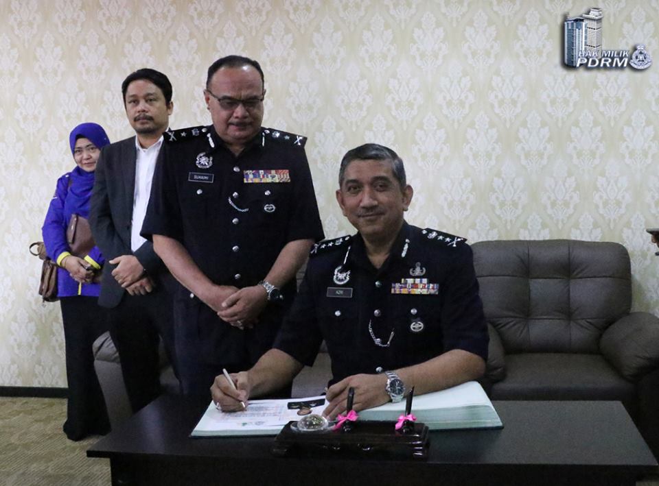 Timbalan Pengarah JIPS, Dato' Hj. Azri Hj. Ahmad menandatangani buku lawatan. Pdrm Sasar Penuhi Kpi Komited Sokong Dasar Teknologi Hijau Negara