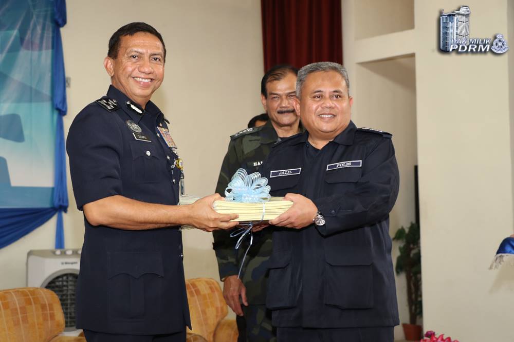 Pengarah Jabatan KDNKA, Dato' Sri Zulkifli Abdullah menyampaikan sijil kepada peserta kursus.