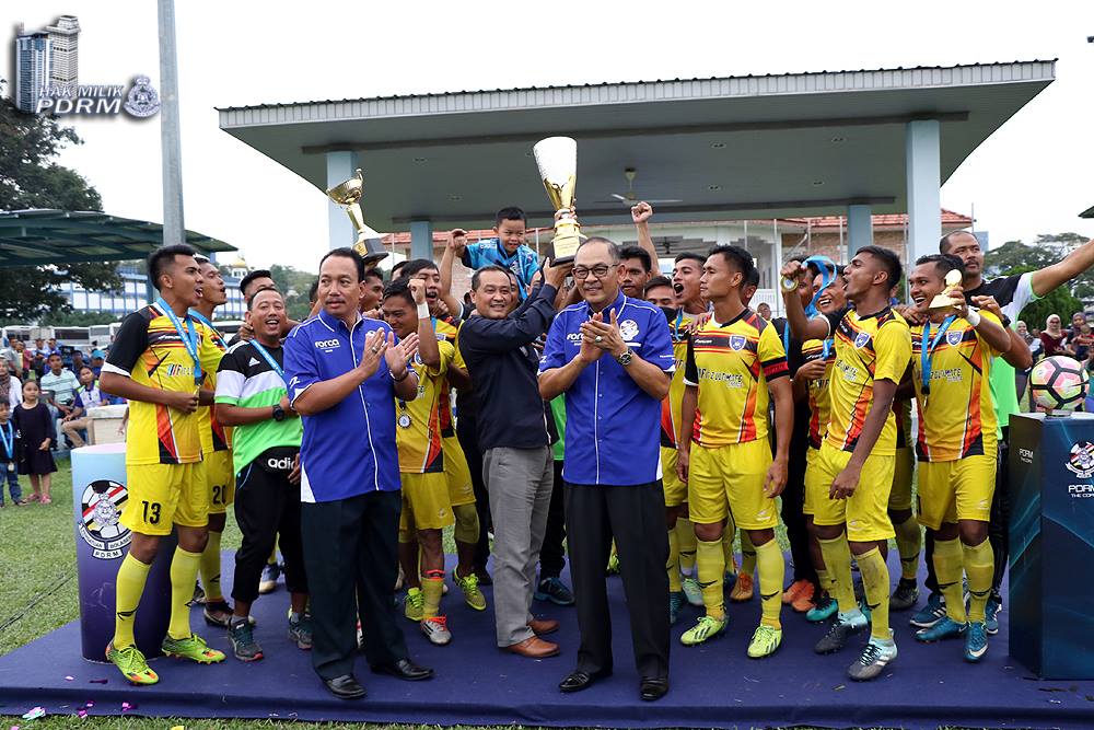 Dato’ Sri Abdul Ghafar Rajab bersama pasukan Pulapol Kuala Lumpur meraikan kemenangan.