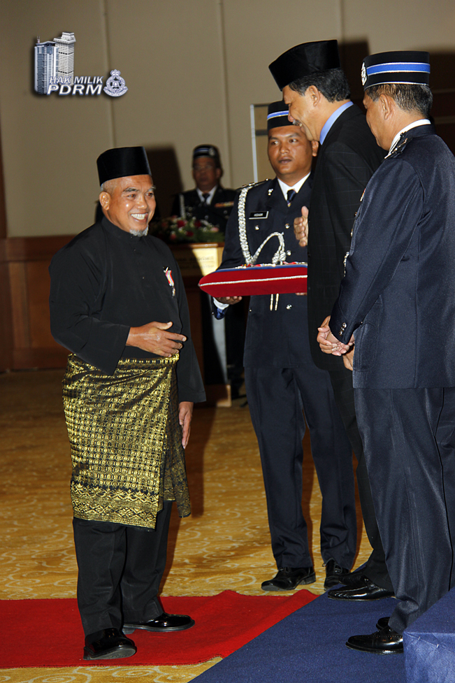 Bekas Polis Terima Pingat Jasa Pahlawan Negara