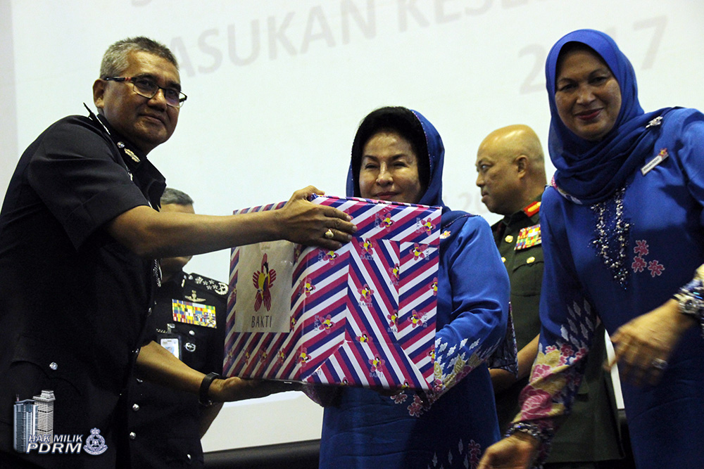 Pdrm Terima 30 000 Bungkusan Raya Sumbangan Bakti