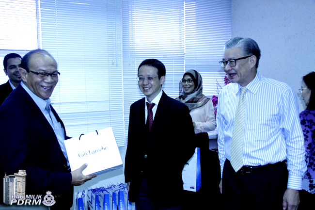 Secom Malaysia Serah Rm285 000 Kepada Koperasi Polis