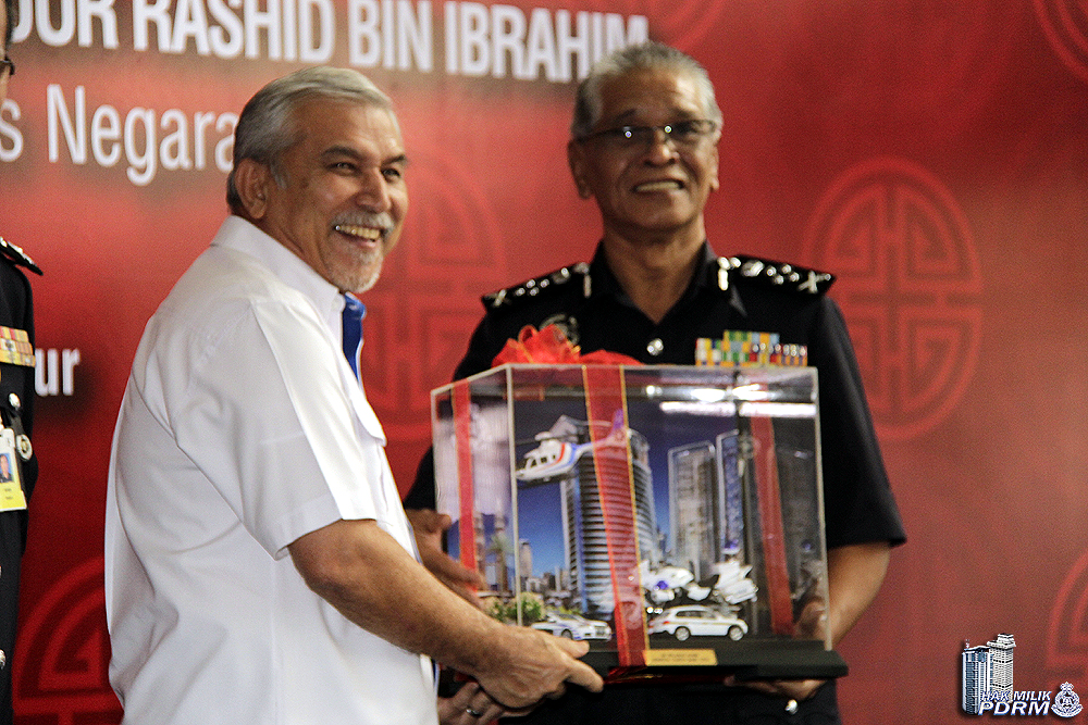 Tuah Sembilan Pengguna Jalan Raya Terima Sijil Penghargaan