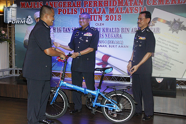 9 907 Terima Anugerah Perkhidmatan Cemerlang Apc