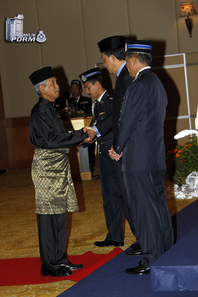 Bekas Polis Terima Pingat Jasa Pahlawan Negara