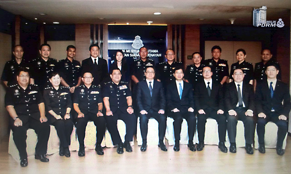 sesi bergambar kenangan bersama pegawai kanan JSJ