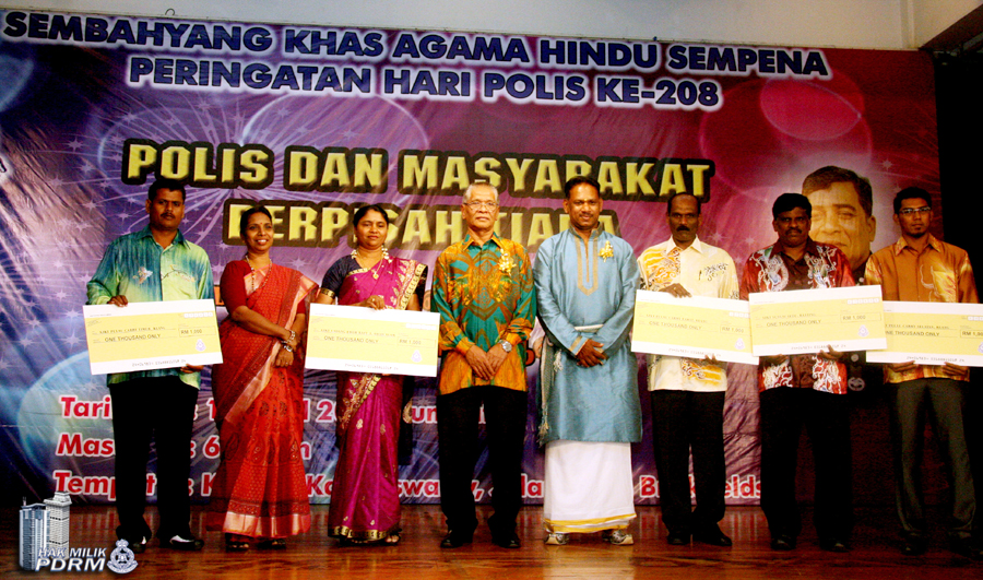 8Penyampaian Sumbangan kepada 6 buah sekolah copy 8Penyampaian Sumbangan kepada 6 buah sekolah copy