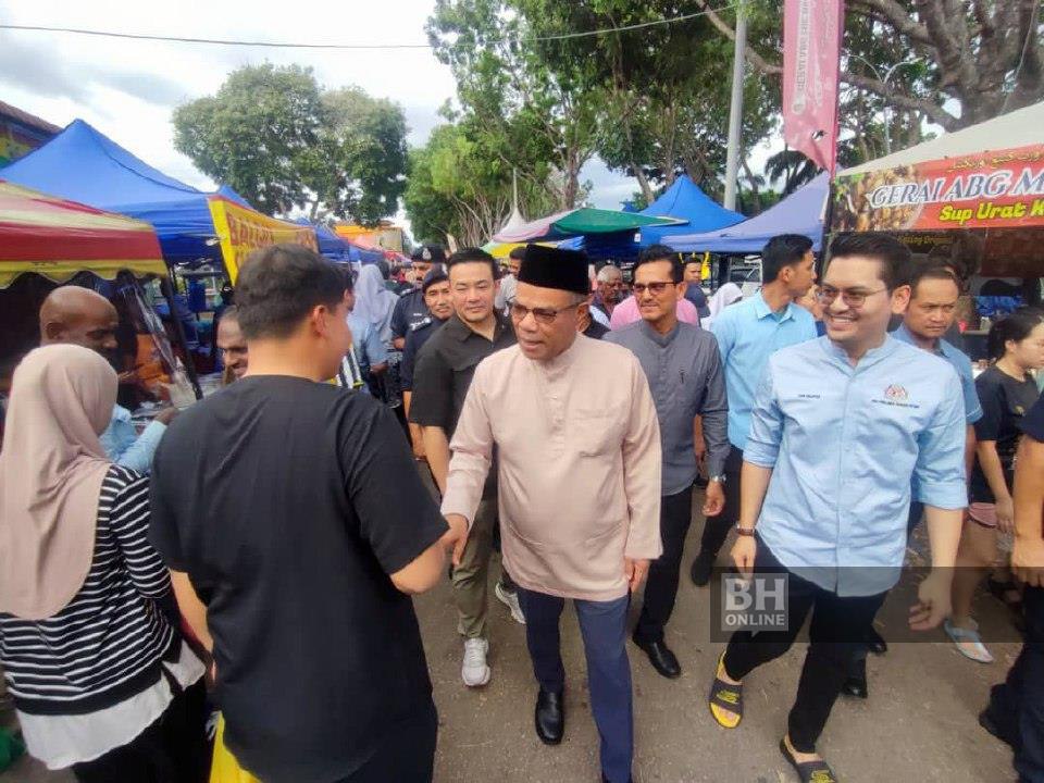 Saifuddin ketika berkunjung dan beramah mesra dengan peniaga dan orang ramai di Bazar Ramadan Bandar Puteri Jaya di sini, semalam. - Foto Noorazura Abdul Rahman