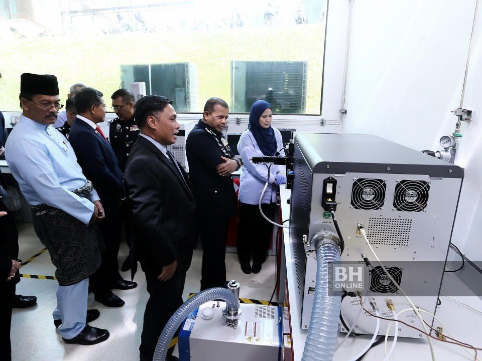 Timbalan Ketua Polis Negara, Datuk Seri Ayob Khan Mydin Pitchay meninjau makmal forensik (CSI) di Fakulti Sains Kesihatan, Universiti Kebangsaan Malaysia. NSTP/
