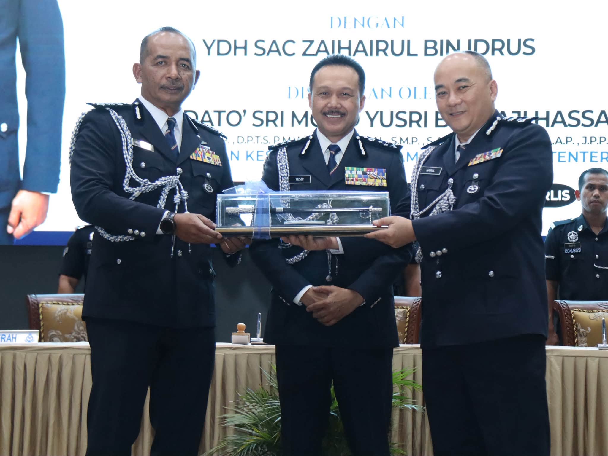 May be an image of ‎dais and ‎text that says '‎DENGAN YDH SAC ZAIHAIRUL BIN IDRUS DI N۷ OI BATO' SRI RATO'SRIMOYUSRIE PATO'SRIM M YUS