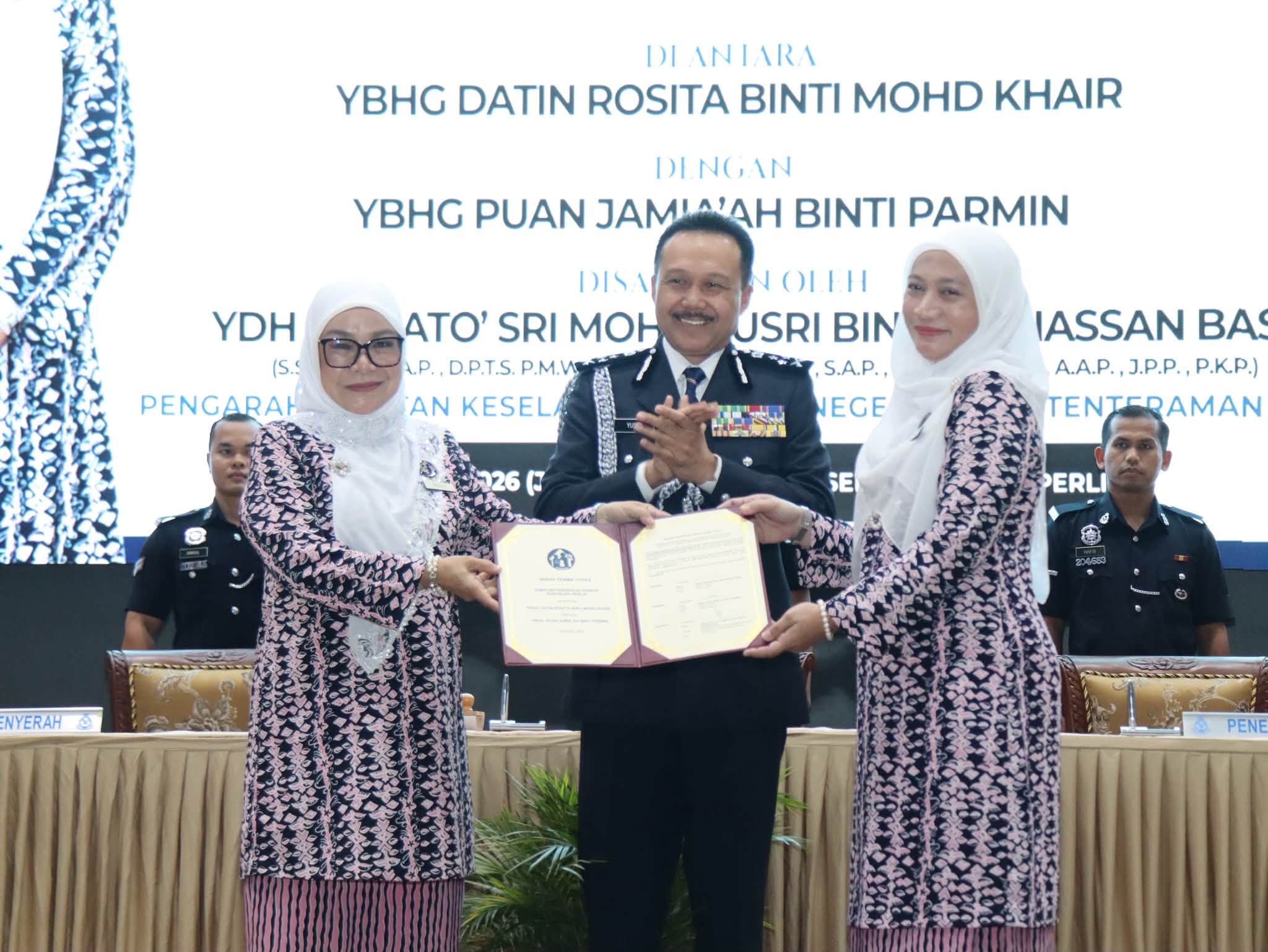 May be an image of ‎dais and ‎text that says '‎1기 INIARA YBHG DATIN ROSITA BINTI MOHD KHAIR DINGAN N YBHG PUAN JAMINAH BINTI PARMIN YDH (S. PENGARA