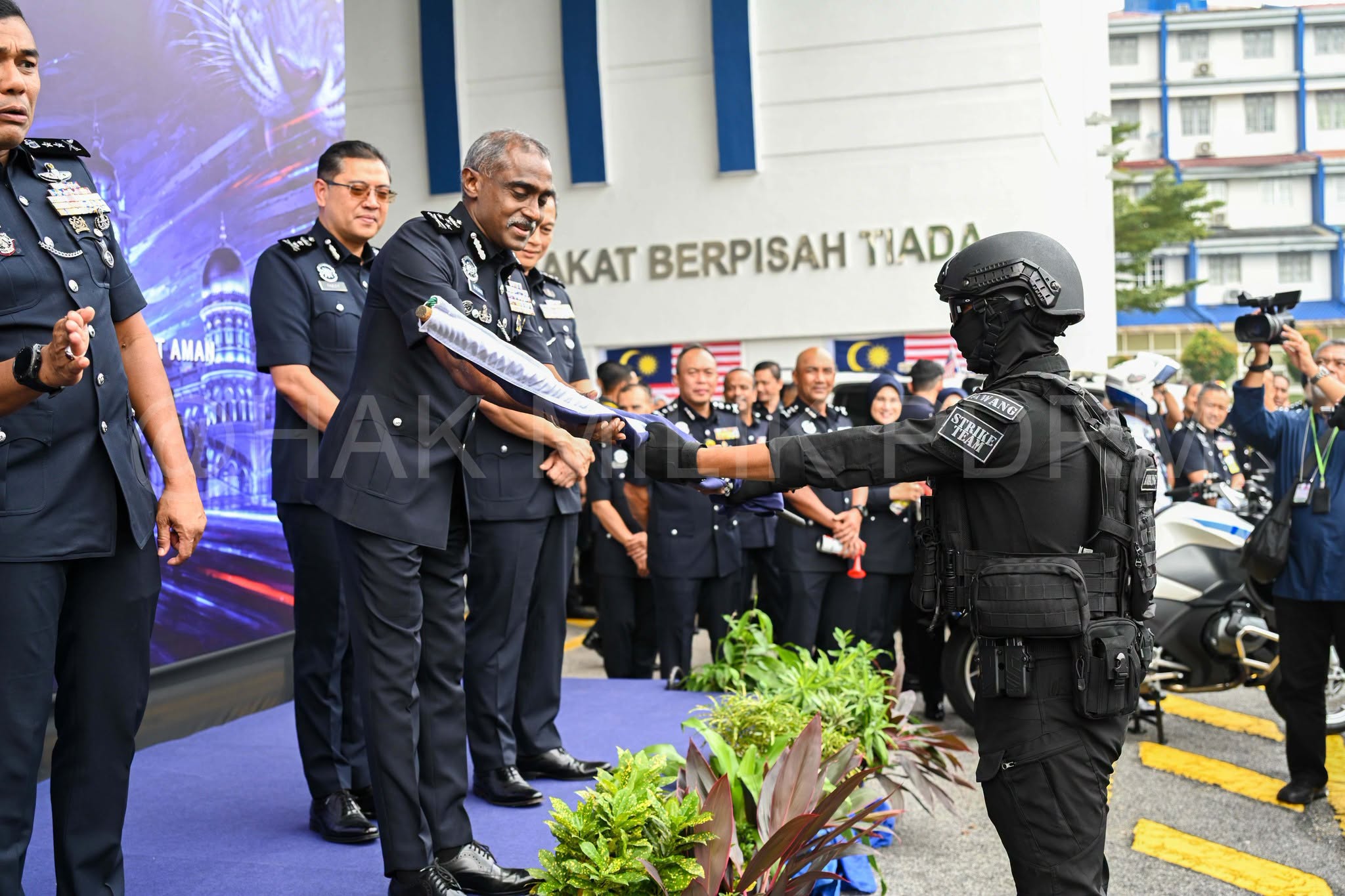 May be an image of text that says 'ه KATBERPISAHTIADA AKAT BERPISAH TIADA በ2 STRIKE Pe CWANG'
