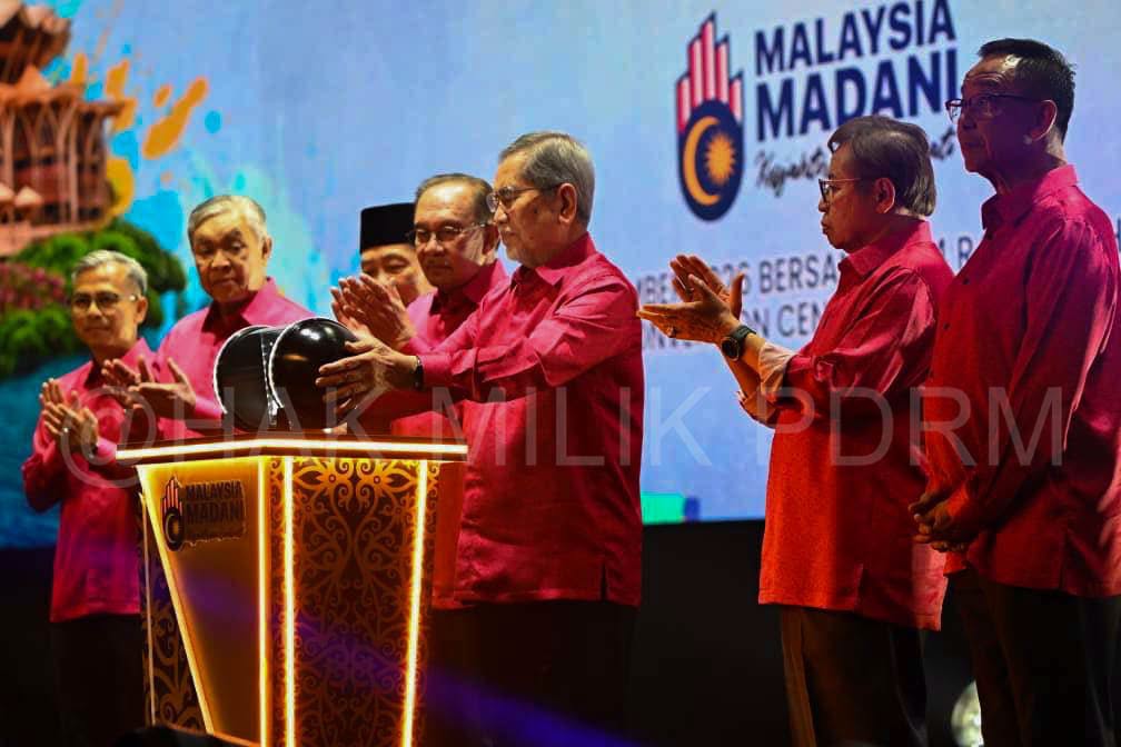 May be an image of ‎one or more people, dais and ‎text that says '‎OMDAN ل MALAYSIA MADAN! BERSA ANCE‎'‎‎