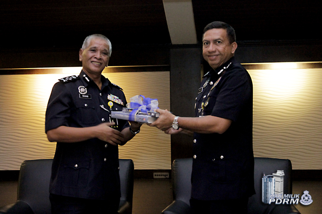 Penyampaian Cenderahati Kepada Timbalan Ketua Polis Negara Start Optimis Teruskan Transformasi