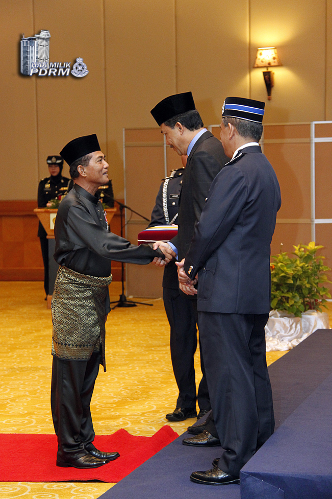 Bekas Polis Terima Pingat Jasa Pahlawan Negara