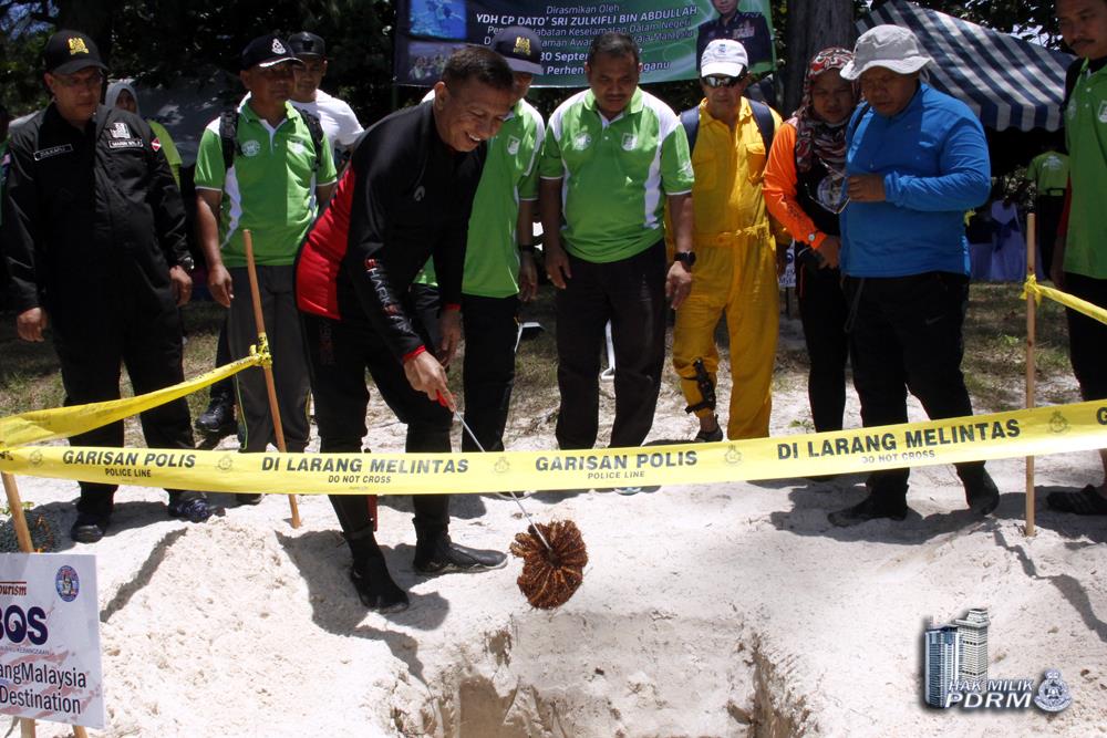 Majlis menanam sampah yang dikumpul dalam aktiviti pembersihan dasar laut.