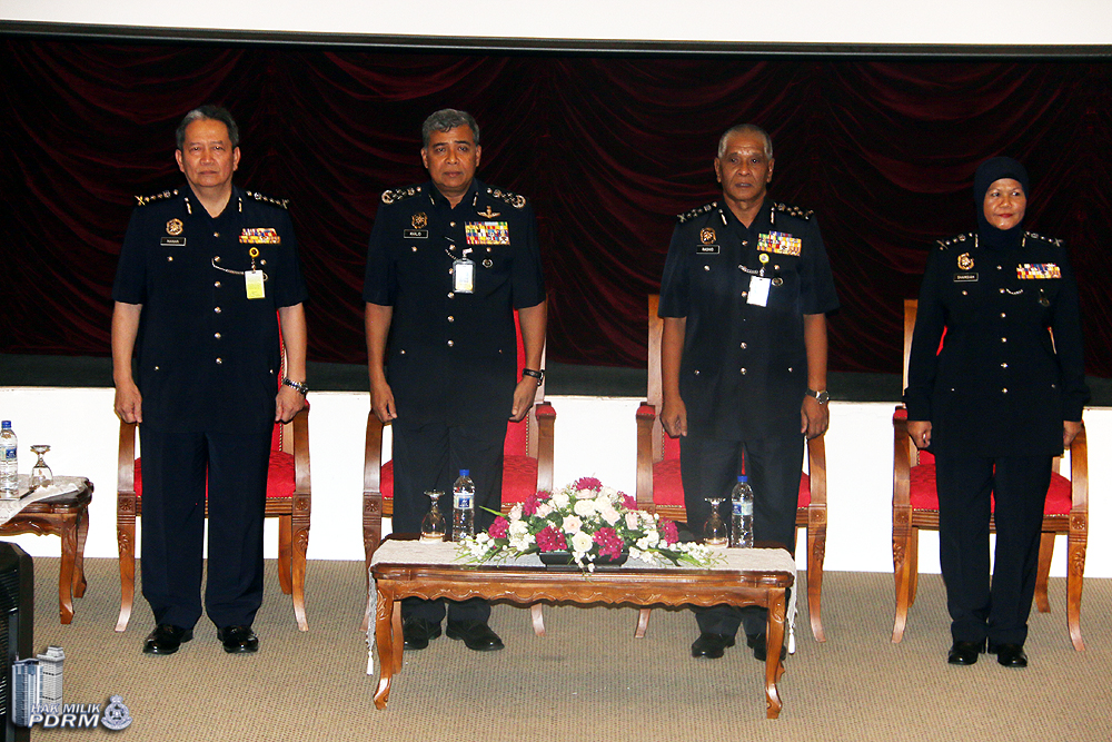 dari kiri: Pengarah Jabatan Sumber Strategik dan Teknologi (StaRT) merangkap Pengerusi Jawatan Kuasa Persidangan Pegawai-pegawai Aset PDRM Tahun 2017, Dato’ Abd Manan Mhd Hassan, Ketua Polis Negara, Tan Sri Dato' Sri Khalid Abu Bakar, Timbalan Ketua Polis Negara, Tan Sri Dato’ Sri Noor Rashid Ibrahim dan Komandan Maktab PDRM Kuala Lumpur, Dato’ Shamsiah Mohd Shariff IMG_8870