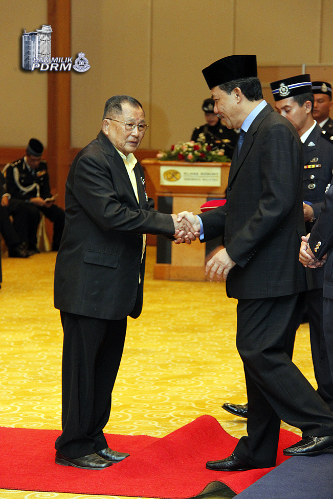 Bekas Polis Terima Pingat Jasa Pahlawan Negara