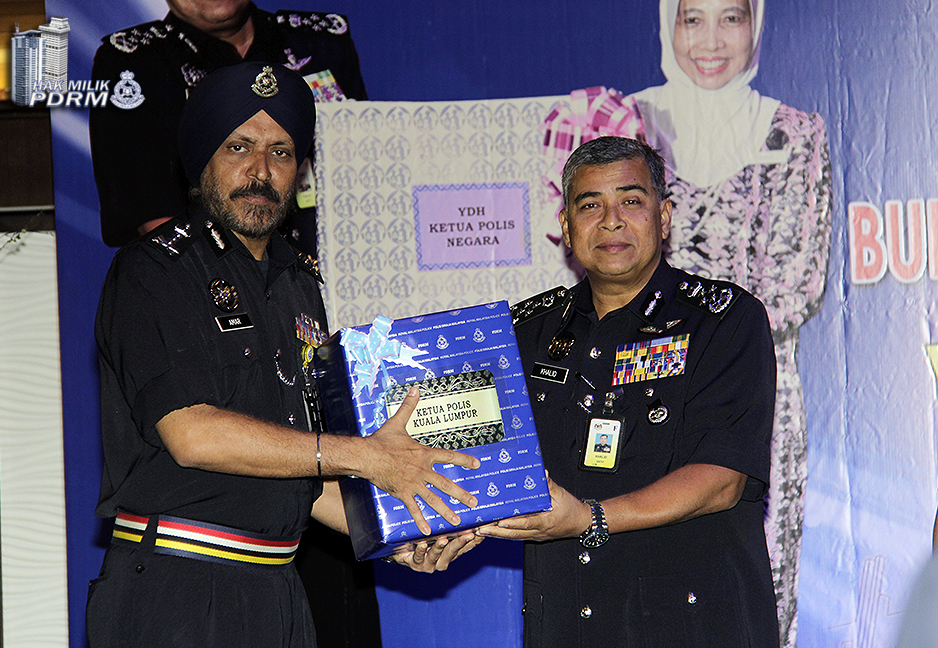 3 672 Bungkusan Kuih Raya Diagihkan Kepada Petugas Pdrm