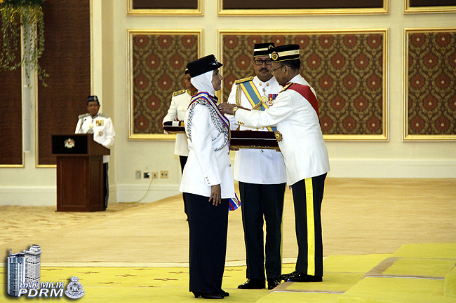 239 Terima Pingat Peringatan Hari Polis Ke 207