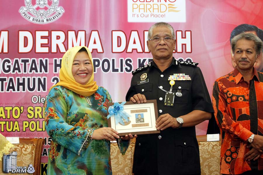 Timbalan Ketua Polis Negara Memberi Cenderahati kenagan kepada Dr. Noryati Abu Amin, Pengarah Pusat Darah Negara copy Timbalan Ketua Polis Negara Memberi Cenderahati kenagan kepada Dr. Noryati Abu Amin, Pengarah Pusat Darah Negara copy