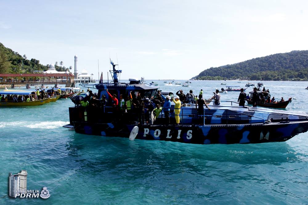Sekitar pelepasan aktiviti pembersihan dasar laut.