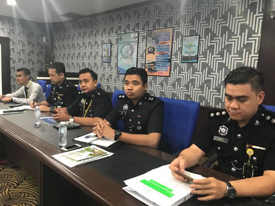 Sekitar persidangan berlangsung...
