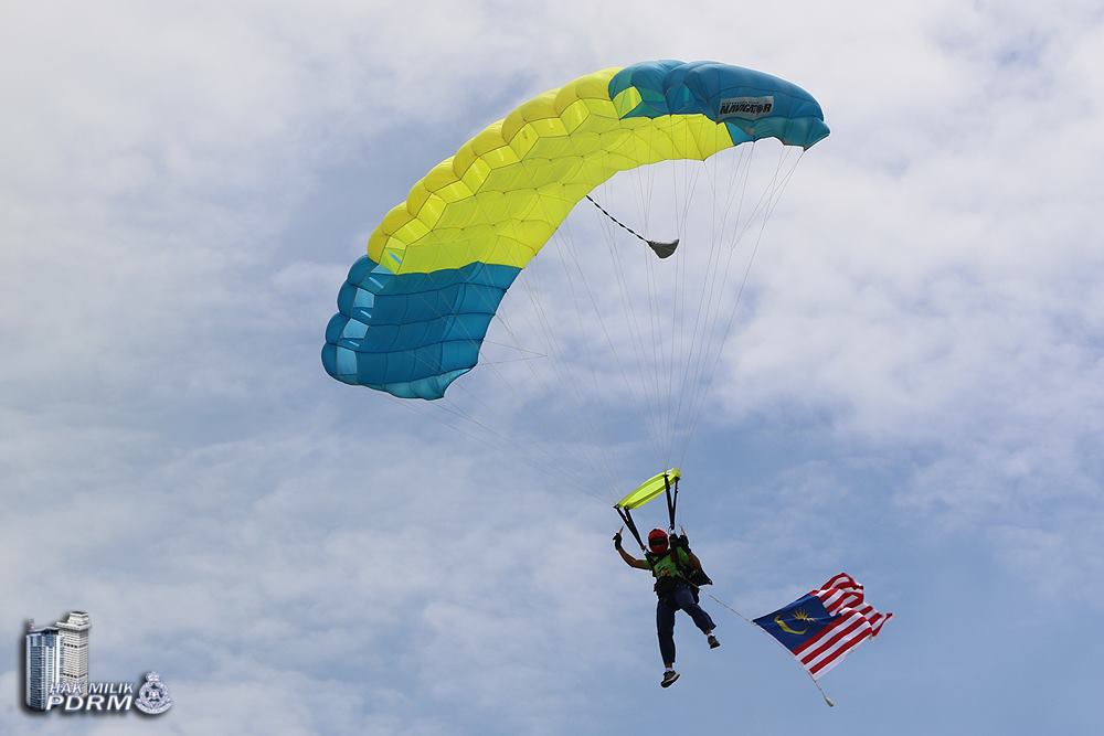 Aksi payung terjun Paratroopers 69 Komando sempena Sambutan Hari Sukan Negara 2017 peringkat PDRM..