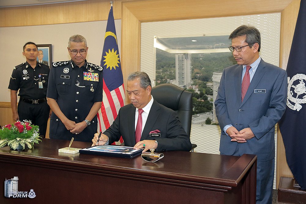 Menteri Dalam Negeri (MDN), Tan Sri Dato’ Haji Muhyiddin Haji Mohd Yassin menandatangani buku pelawat.