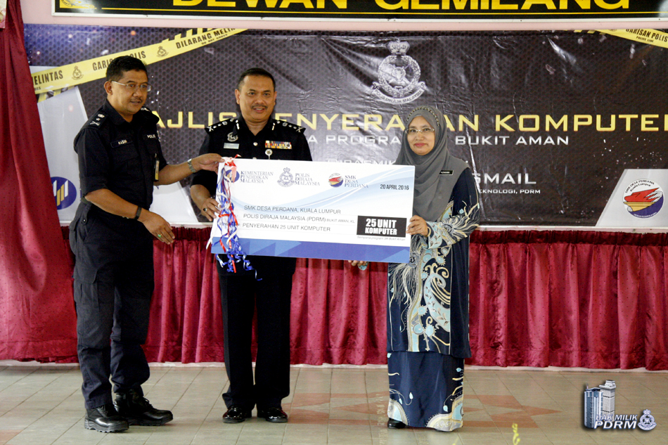Mock Cek simbolik Penyerahan Komputer kepada SMK Desa Perdana Mock Cek simbolik Penyerahan Komputer kepada SMK Desa Perdana