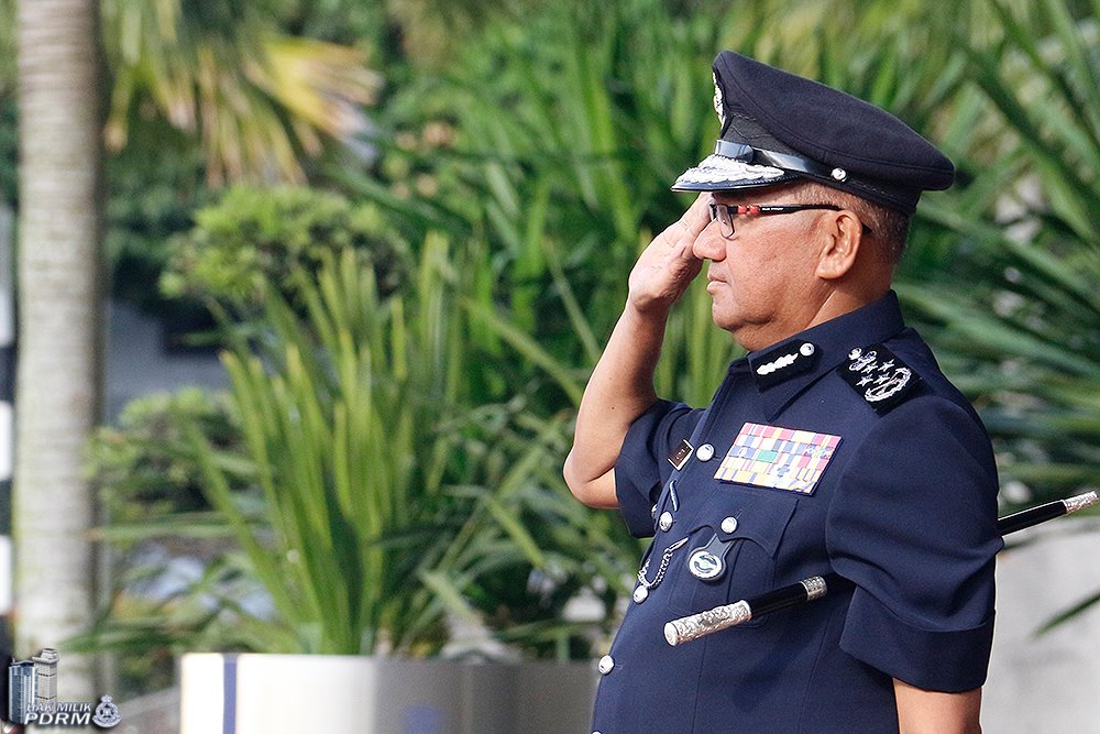 Ketua Polis Negara, Tan Sri Dato’ Sri Mohamad Fuzi Harun memberi tabik hormat ke pada kawalan kehormatan..