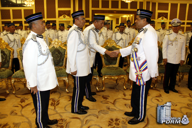 057 247 Terima Pingat Daripada Spb Yang Di Pertuan Agong