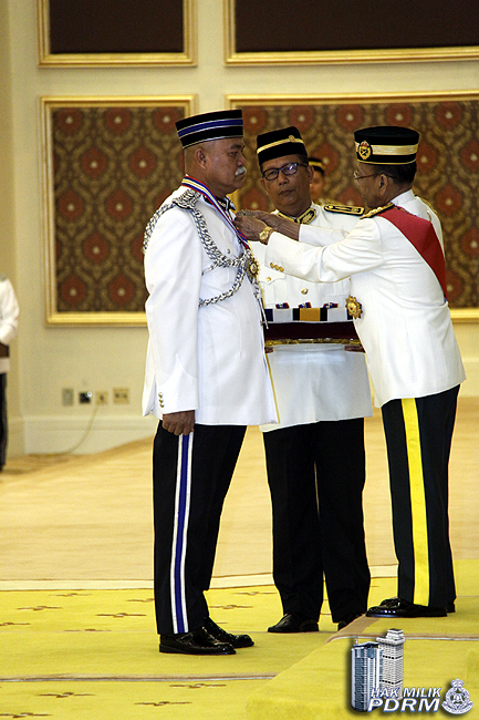239 Terima Pingat Peringatan Hari Polis Ke 207