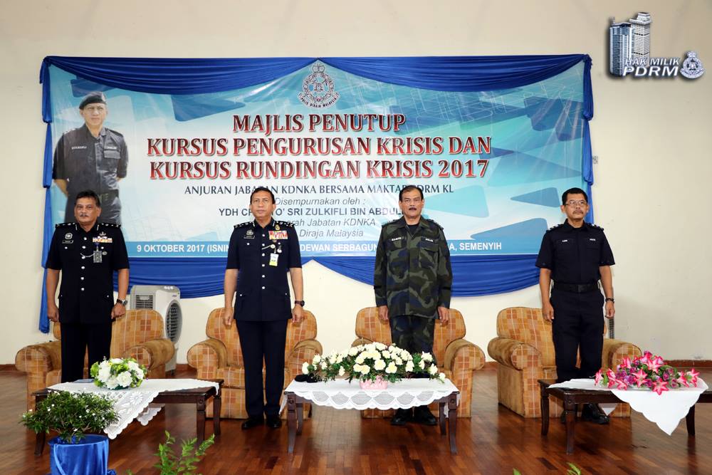 Pengarah Jabatan KDNKA, Dato' Sri Zulkifli Abdullah semasa Majlis Penutup Kursus Pengurusan & Rundingan Krisis Bil 12017.