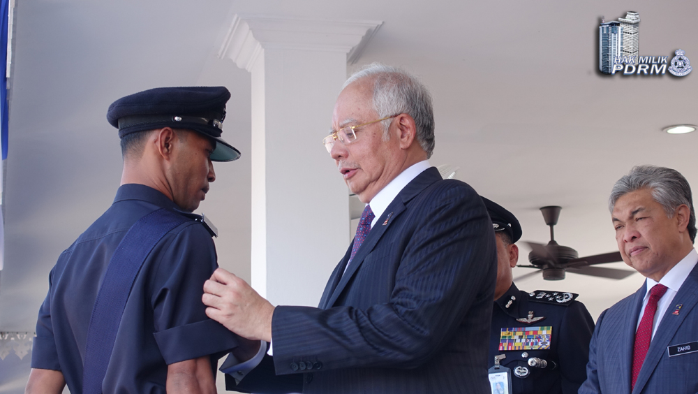 Majlis Pemakaian Pangkat Secara Medan yang disampaikan oleh Perdana Menteri Malaysia kepada kepada beberapa penerima iaitu di atas jasa bakti mereka dalam mempertahankan daulat negara. DSC09341