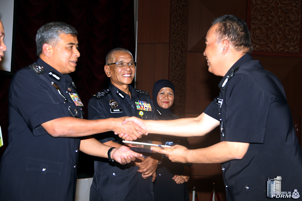 sesi penyampaian sijil penyertaan daripada Ketua Polis Negara kepada wakil-wakil jabatan, formasi dan kontinjen yang terlibat dalam persidangan.. IMG_8951