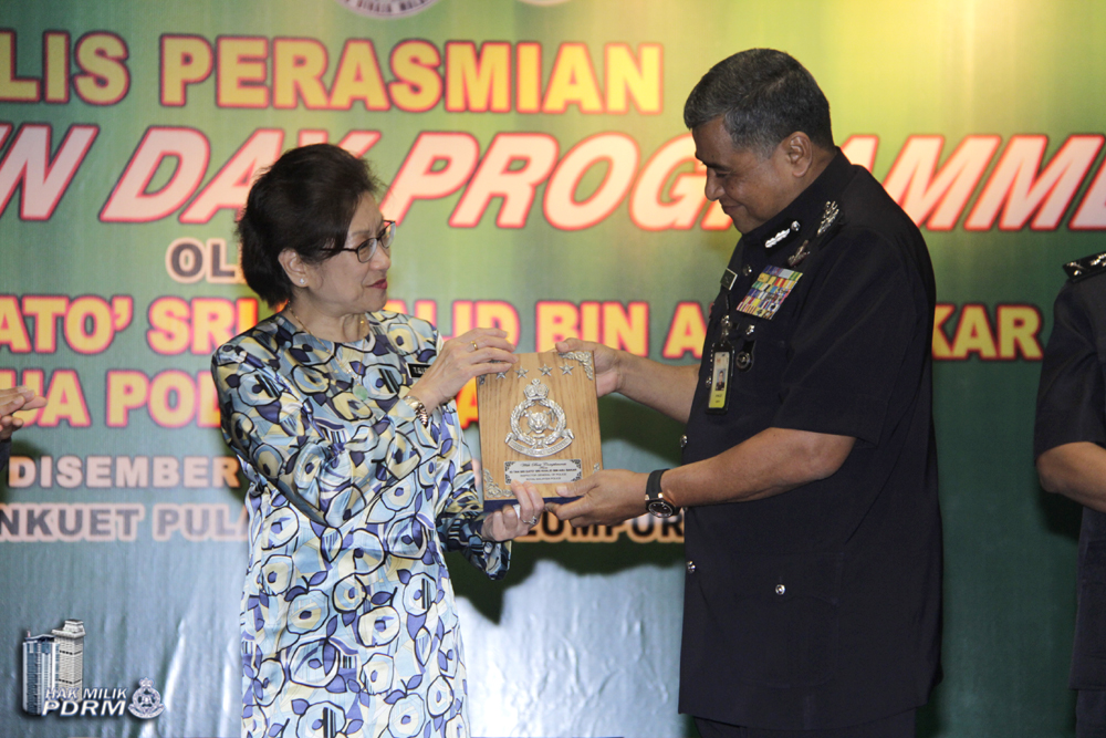 Tan Sri Dato’ Sri Khalid Abu Bakar menyampaikan cenderahati kepada Datuk Loo Took Gee. Pdrm Terus Komited Teruskan Amalan Hijau